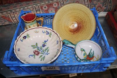 un panier bleu sur lequel se trouvent un saladier et un autre saladier