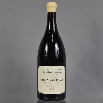 une bouteille de vin posée sur une table en verre