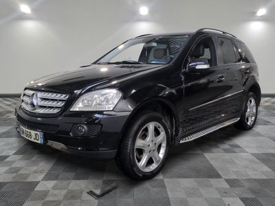 une photo d'un SUV Mercedes noir garé dans un garage