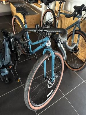 deux vélos garés l'un à côté de l'autre sur le sol