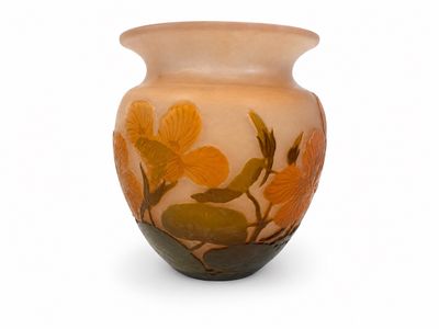 un vase en verre avec un motif floral