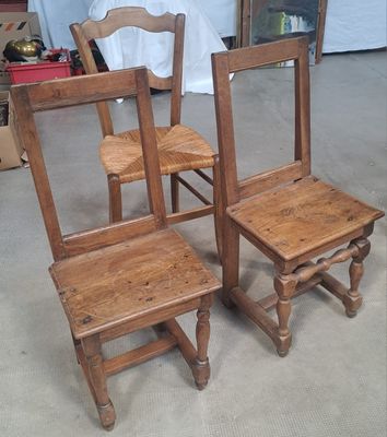 deux chaises en bois assises l'une à côté de l'autre sur le sol