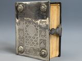 un vieux livre avec un cadenas sur la couverture