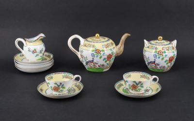 service à thé et à café en porcelaine composé de cinq pièces, comprenant une théière, une soucoupe, des tasses et des soucoupes
