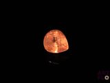 un gros plan sur un rocher éclairé dans l'obscurité