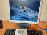 un écran d'ordinateur posé sur un bureau avec un clavier et une souris