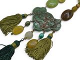 un long collier orné de pompons et de perles