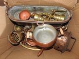 une boîte remplie de vieux casseroles et poêles