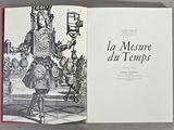 un livre ouvert sur lequel figure l'image d'un homme en armure