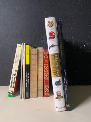 plusieurs livres sont empilés sur une table