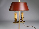 une photo d'une lampe de table surmontée d'un abat-jour rouge