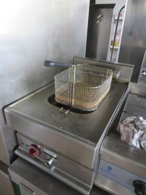 une friteuse posée sur un plan de travail dans une cuisine
