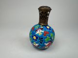 un petit vase bleu orné d'un motif floral