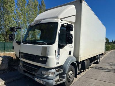 un camion blanc garé sur le bord de la route