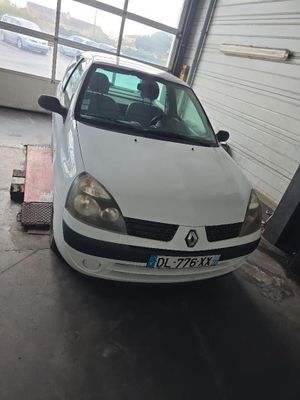 la photo d'une voiture blanche garée dans un garage