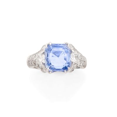 une bague en saphir et diamant