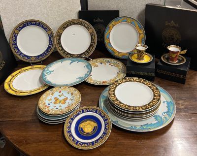 beaucoup d'assiettes et de tasses sur la table