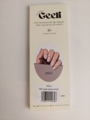un gros plan sur une boîte de vernis à ongles posée sur une table