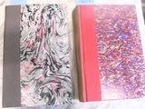 deux livres posés sur une table