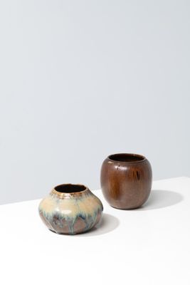 deux petits vases posés côte à côte sur une surface blanche