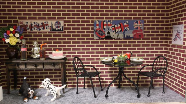 Diorama. Composition miniature, dans une vitrine en bois, vitre e...