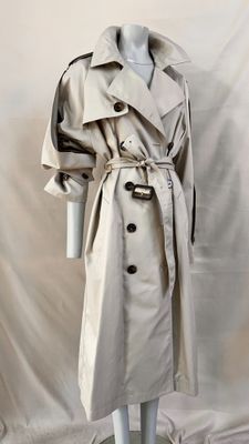 une photo d'un mannequin vêtu d'un trench-coat