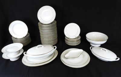 beaucoup d'assiettes et de bols blancs sur une table