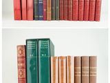 deux rangées de vieux livres disposées l'une à côté de l'autre sur une étagère
