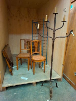 une pièce avec une table, des chaises et un candélabre