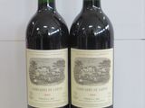 deux bouteilles de vin posées sur une table