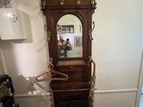 une horloge de parquet dans un coin du salon