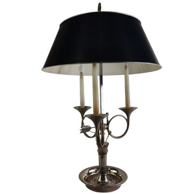 un gros plan d'une lampe posée sur une table, avec un abat-jour noir
