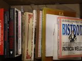 de nombreux livres qui se trouvent sur une étagère dans une boîte