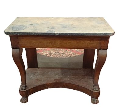 une petite table avec un plateau en marbre sur fond blanc