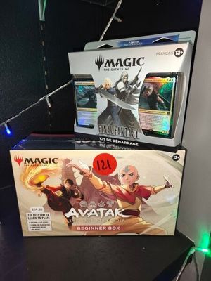 deux boîtes de cartes magic the gathering sont posées sur une table