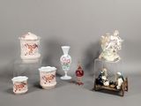 de nombreux vases et figurines exposés sur la table