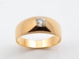 Gros plan sur une bague en or ornée d'un diamant