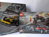 deux boîtes de lego technics sont posées sur une surface blanche
