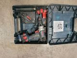 une boîte contenant des outils posée sur le sol