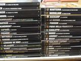 plusieurs dvd empilés sur une étagère
