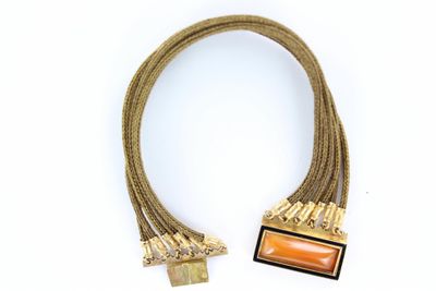 une image représentant un collier composé de perles dorées et orange sur fond blanc