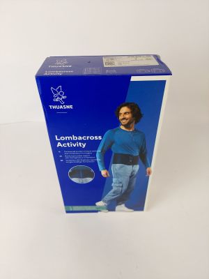 Sur la boîte du produit figure un homme vêtu d'une chemise bleue et d'un jean
