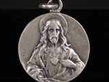 un gros plan d'une médaille d'argent posée sur une surface noire