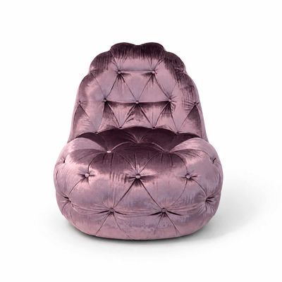 fauteuil de salon en velours violet, avec dossier à boutons et assise capitonnée