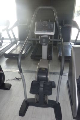 un tapis de course au milieu d'une salle de sport