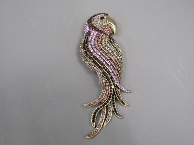 Broche pendentif fantaisie perroquet orné de strass.