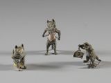 quatre figurines de chats disposées en cercle