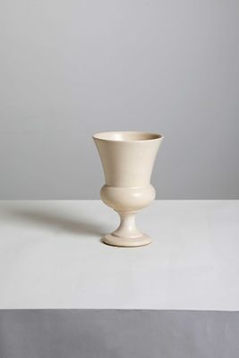 une image représentant un vase blanc posé sur une table