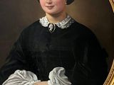 portrait d'une femme en robe noire avec un col à volants blancs