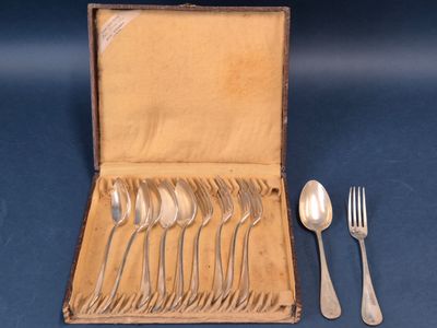 une boîte contenant des couverts, posée sur un fond bleu